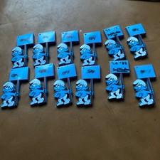 BIN 2 X SMURF HOLDING A SIGN