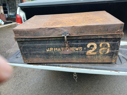 Large vintage metal tin - /,