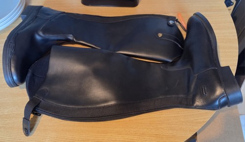 Equestrian essentials 7 - essentials, uk