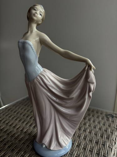 Lladro dancer 05050 - dancer, porcelain