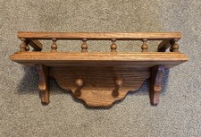 Vtg Wood Farmhouse Wall Decor Shelf w/Railing, Pegs & Plate Groove▪ 14"Lx5"Wx6"H