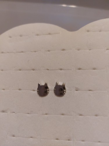 Silver colour cat stud - colour,