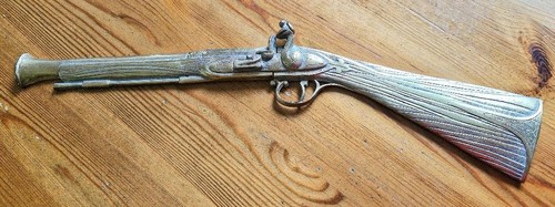 Large vintage brass gun wall - large,