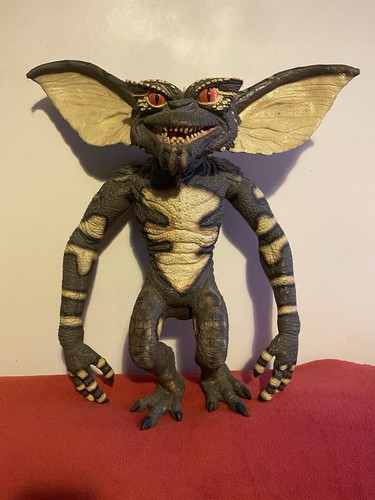 Life size replica gremlin - size,
