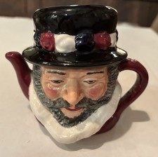 Vtg Miniature Beefeater Tea