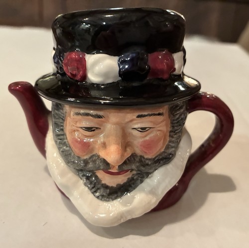 Vtg miniature beefeater - beefeater, tea