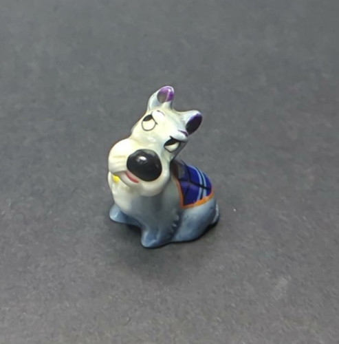 Wade figurine disney hat - disney,