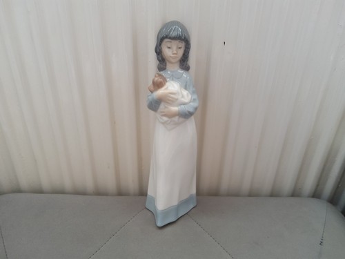Nao lladro girl - by,
