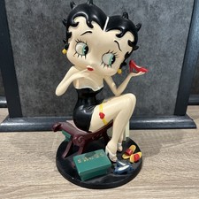 BETTY BOOP FIGURINE TRYING ON
