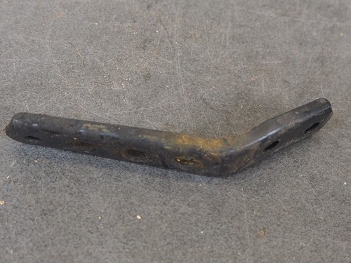 Bracket lwr cowling r - bracket,,
