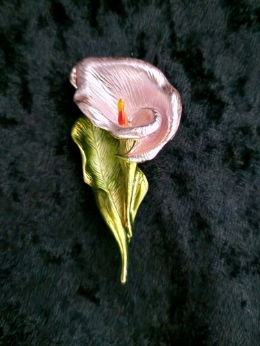Pink lily flower brooch - pink,