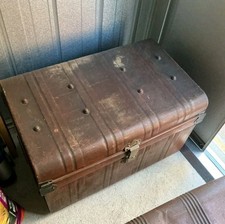 1x Vintage Metal Steamer Trunk