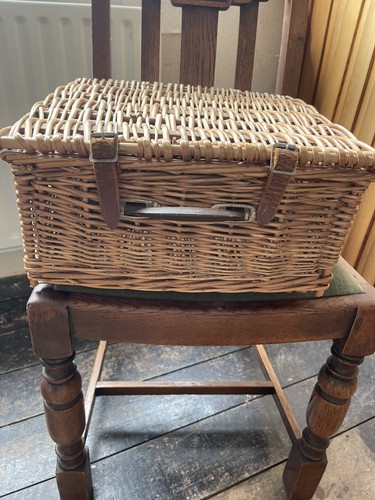 Wicker hamper with - , lid