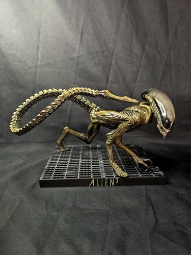 Alien statue - 3,