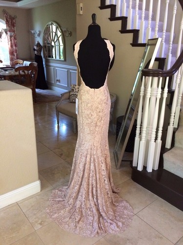 640 nwt jovani - $640,