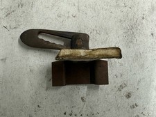 MORRIS CZK 1298 MARINA PICK UP MODELS & ITAL PICK UP MODELS L/H LATCH BRACKET