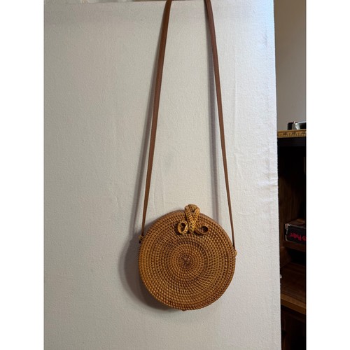 Handwoven round rattan - round,