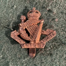 North Irish Horse gilded metal cap badge with slider, ac51