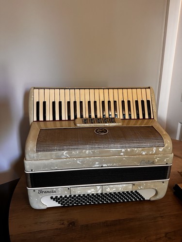 Calvi piano accordion 120 - 120, bass