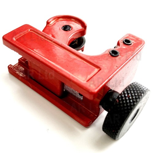 Pipe cutter for cutting - pipe,