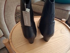 Apricot QVC - Black Leather