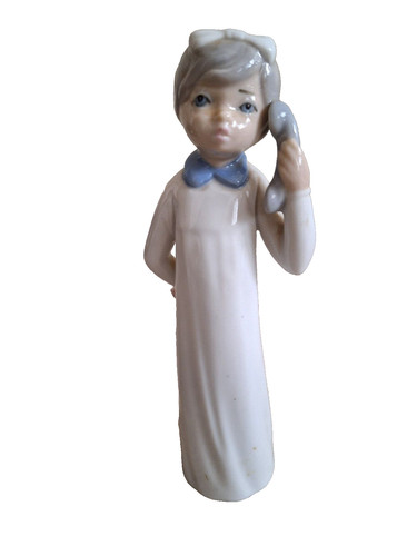 Casades girl with phone - casades,