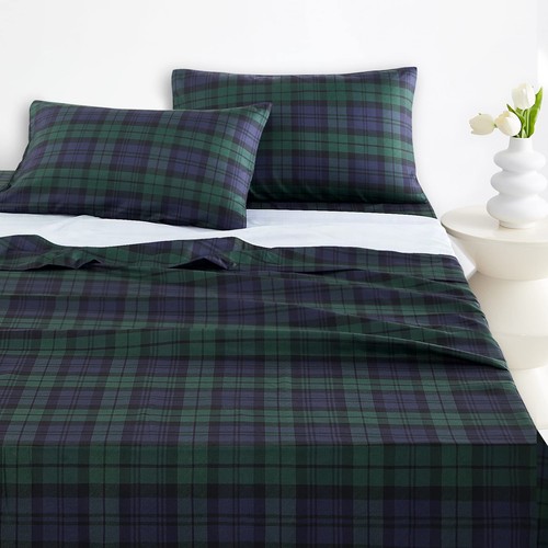 Plaid bed sheets - -,