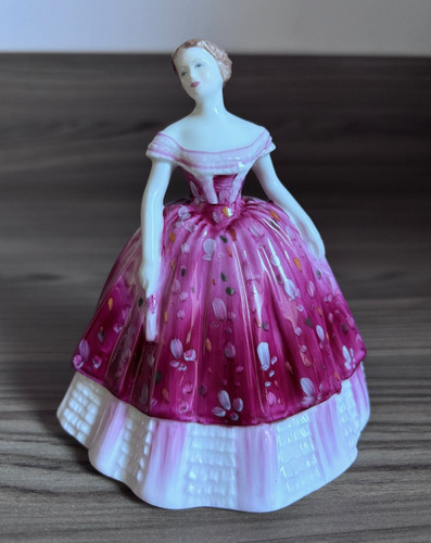 Very pretty coalport figurine - pretty,