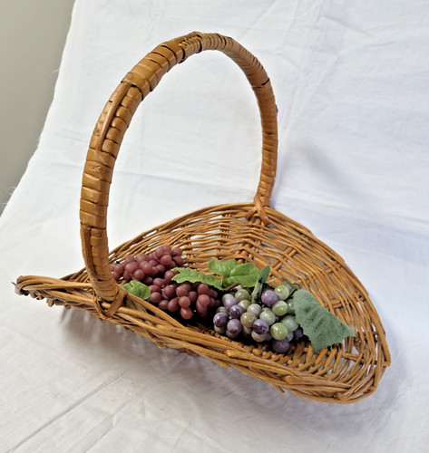 Vintage wicker gathering - l,
