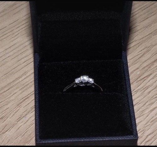 9ct white gold three - white, stone
