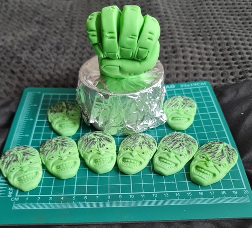 Hulks fist plus 8 cupcake - ,
