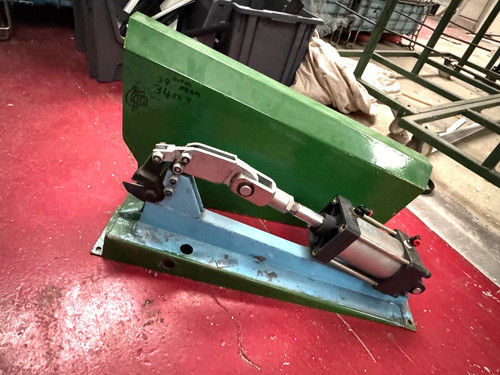 Air operated pneumatic metal - operated,