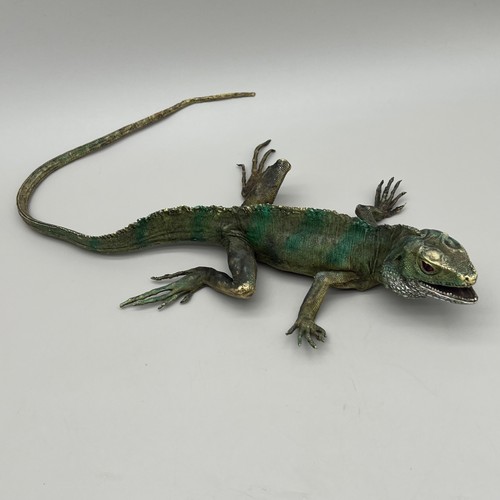 Aaa realistic green - green, iguana
