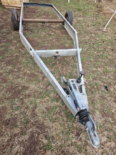 Single axle braked trailer - single,