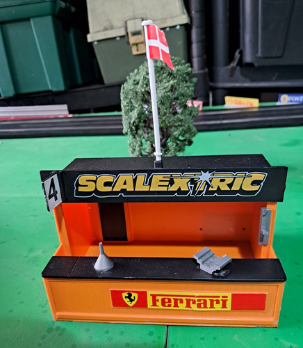 Vintage scalextric pit garage - scalextric,
