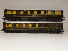 Unbranded OO Gauge  2 x Pullman Coaches