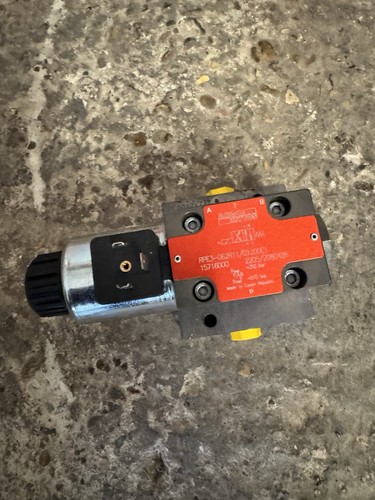 Quick hitch control - hitch, valve