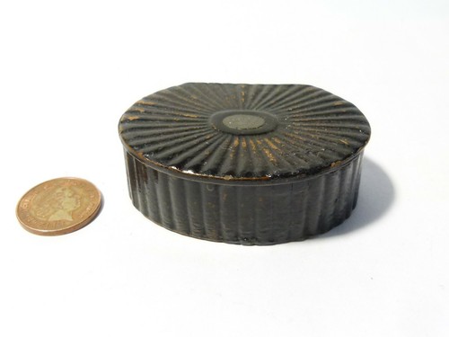 Antique black lacquered papier - black,