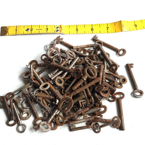 Old vintage keys - x,