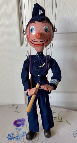 Policeman with truncheon - sm,