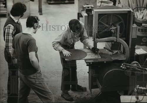 1982 press photo - worker, made