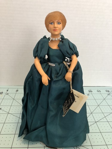 Peggy nisbet doll - peggy,