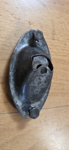 Tailgate chain bracket - tailgate, land