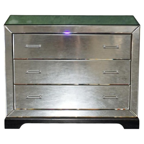 Mirrored chest drawers - of, in