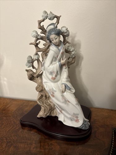 Lladro geisha sculpted - sculpted, by