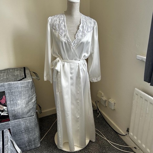Vintage peignoir satin robe