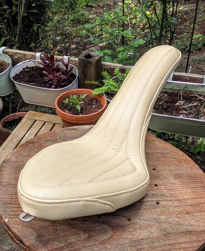 Cobra style seat - fit, ribbed
