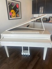 Glossy White ~ Baby Grand Yamaha Piano~ built in speaker~ keyboard features