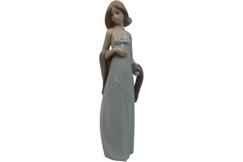 Lladro figurine elegant lady - figurine,