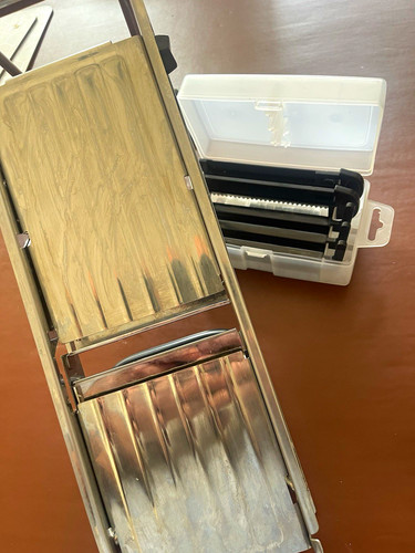 Manual adjustable slicer - adjustable, v-slicer